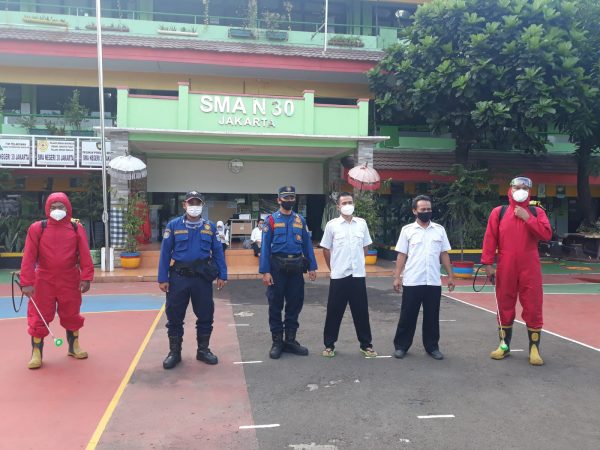 PENYEMPROTAN DESINFEKTAN DI BANTU TIM PEMADAM KEBAKARAN