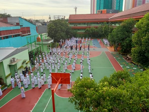 UPACARA BENDERA YANG PERTAMA PADA SAAT PEMBELAJARAN TATAP MUKA 100%