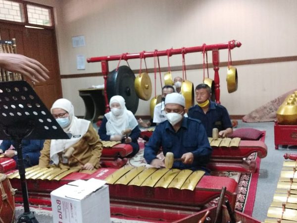 LATIHAN KARAWITAN UNTUK GURU DAN KARYAWAN