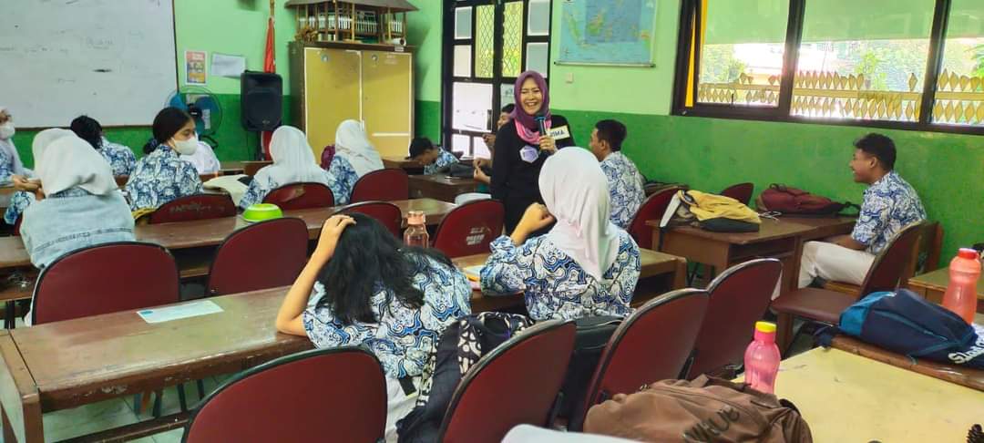 MENYANYIKAN LAGU INDONESIA RAYA SETIAP HARI
