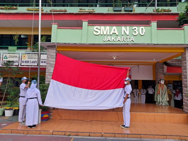 UPACARA BENDERA HARI SENIN YANG RUTIN DILAKSANAKAN OLEH WARGA SMAN 30 JAKARTA