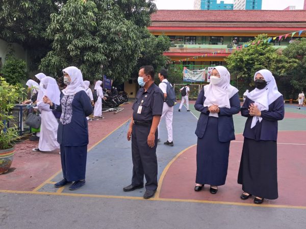 GURU DAN KARYAWAN MENYAMBUT SISWA/I SETIAP PAGI