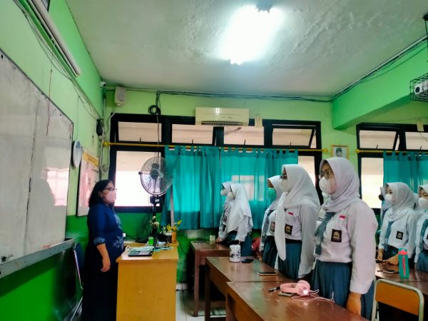 MENYANYIKAN LAGU INDONESIA RAYA SETIAP HARI