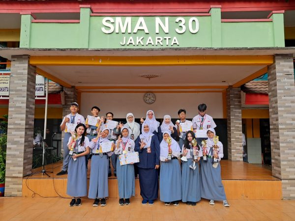 Pemberian Piala dan Medali Untuk Siswa Berprestasi