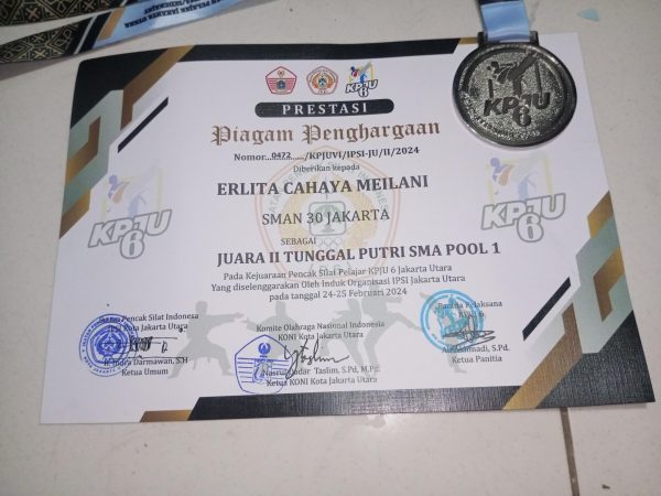 Juara 2 Seni Tunggal Putri Tingkat SMA. Kejuaraan Pencak Silat Pelajar Jakarta Utara 6
